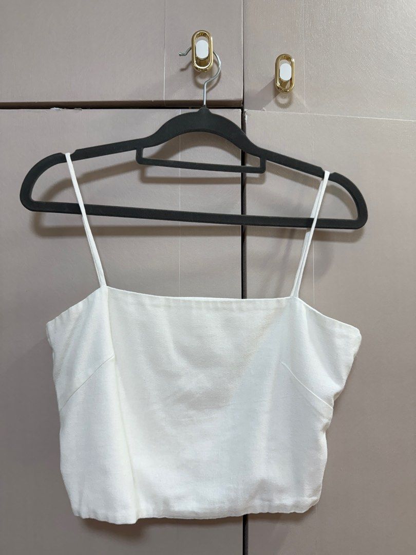 Wear Laya Linen top (Category: Sleeveless) located in Paranaque City. Submitted by shop_tinascloset (Listing ID 1395451399, Image 1). Description: Double lined, no flaws best fits s-m with smaller bust :) .