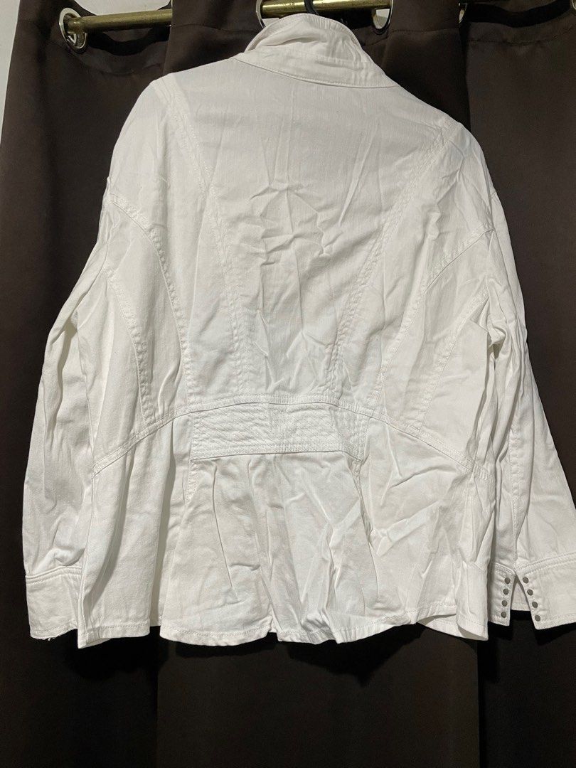 White Denim Jacket (Category: Coats, Jackets and Outerwear) located in Pasig City. Submitted by archer07 (Listing ID 1395436006, Image 2). Description: - White denim jacket - Button closure - Two chest pockets - Two side pockets - Long sleeves with buttoned cuffs - Tailored back design - Collar.