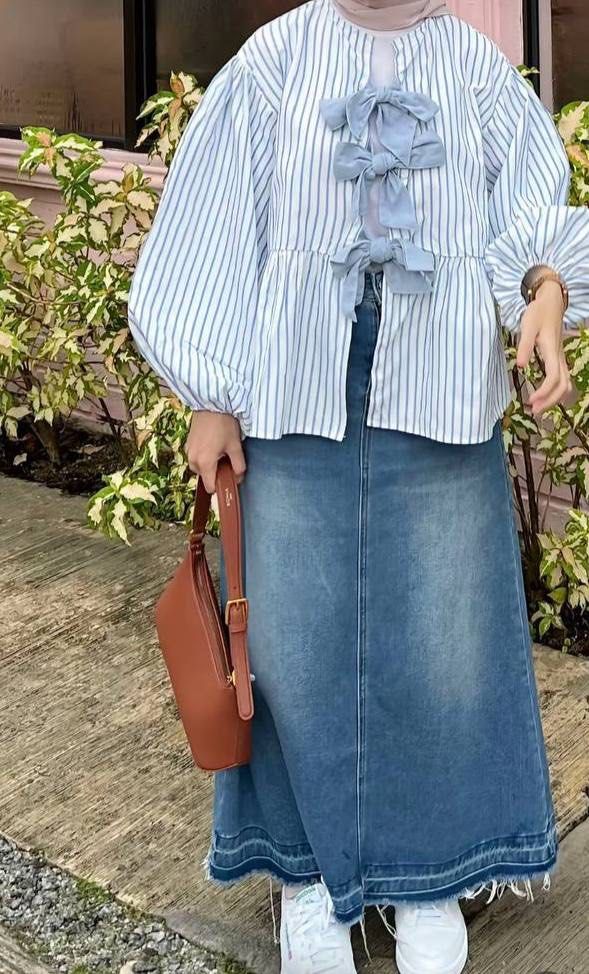 Arraya Bow Striped Blouse (Category: Blouses) located in Kuala Lumpur. Submitted by nrlimnkdr (Listing ID 1390465534, Image 1). Description: Pit: 22’ Length: 24’ 📌 Picture creds to owner 📌 Price already inc pos to SM 📌 Condition like new!! (Wore once) Dm me if u’re interested :).