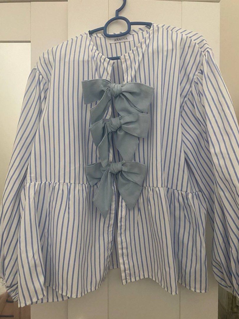 Arraya Bow Striped Blouse (Category: Blouses) located in Kuala Lumpur. Submitted by nrlimnkdr (Listing ID 1390465534, Image 3). Description: Pit: 22’ Length: 24’ 📌 Picture creds to owner 📌 Price already inc pos to SM 📌 Condition like new!! (Wore once) Dm me if u’re interested :).