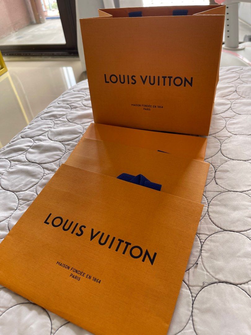 Authentic Louis Vuitton Paper Bag (Category: Luxury Bags & Wallets) located in Taguig. Submitted by supplementary (Listing ID 1390434048, Image 1). Description: Price is per piece. 100% percent authentic. .