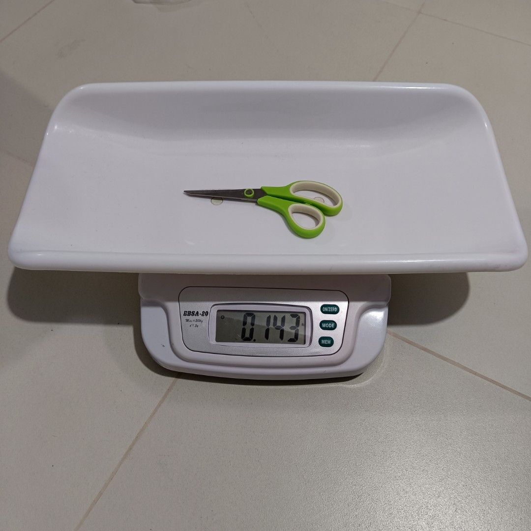 Baby Weighint scale fully functioning but battery not included it needs 4pcs AA (Category: Health Monitors & Weighing Scales) located in Makati City. Submitted by princess_lisa (Listing ID 1390558962, Image 2). Description: .
