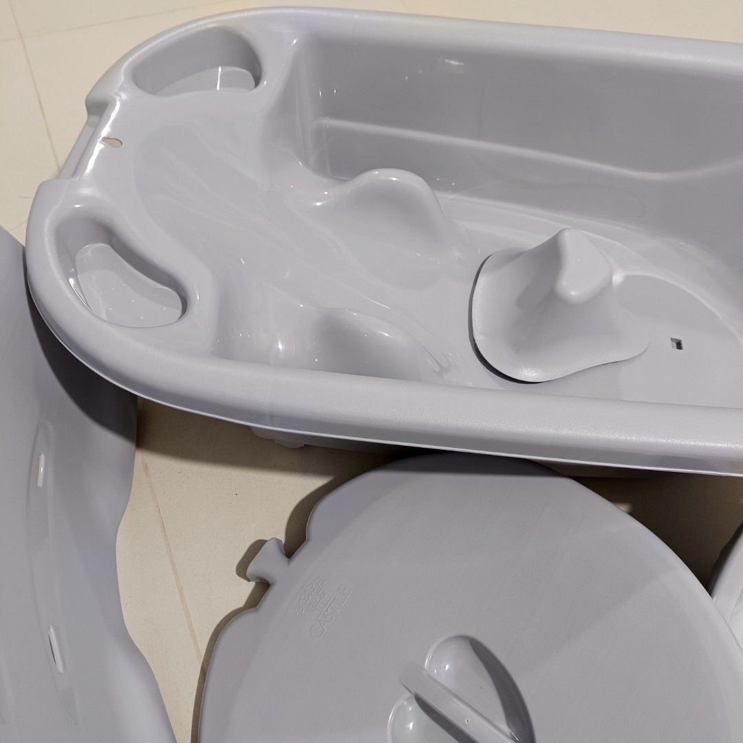 Bebe Castle Baby Bath Set with adjustable sitting (Category: Bathtub & Bath Accessories) located in Makati City. Submitted by princess_lisa (Listing ID 1390560754, Image 2). Description: no box.