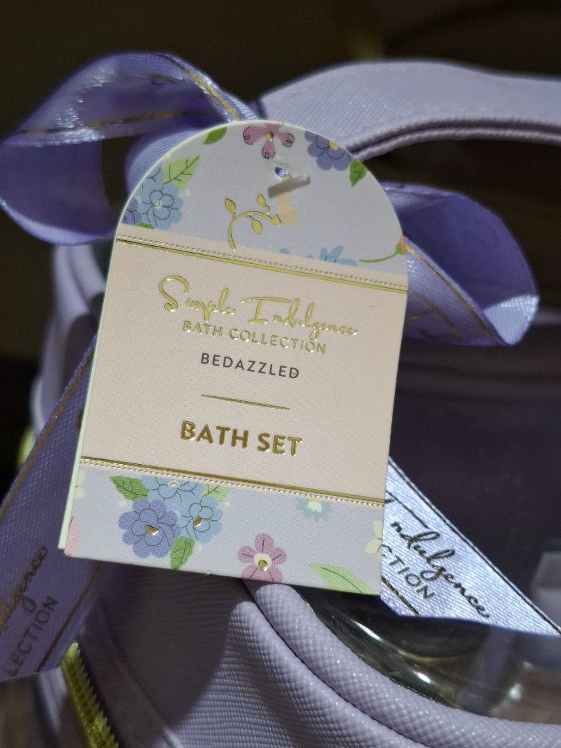 Gift Set Body Care Simple Indulgence (Category: Bath) located in Quezon City. Submitted by ang.leighanne (Listing ID 1390472470, Image 2). Description: available in beige or lavender color.