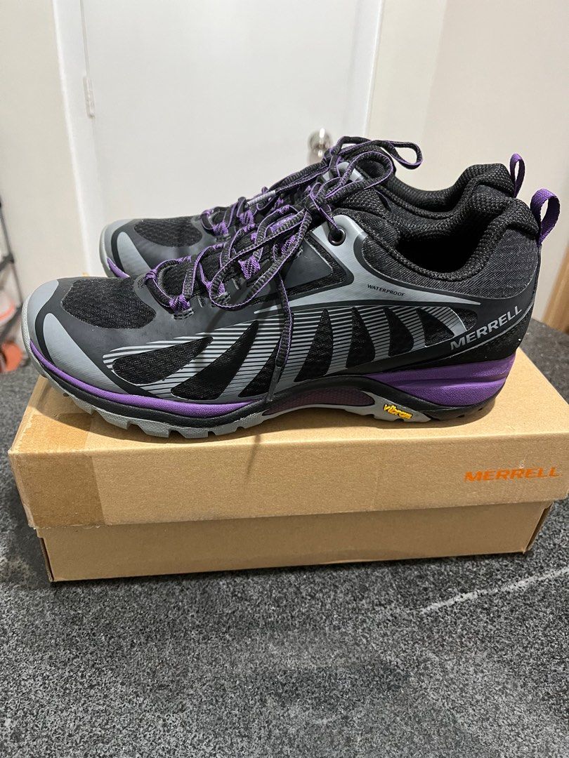 Hiking shoes (Category: Sneakers) located in Manila. Submitted by jaydme (Listing ID 1390511901, Image 2). Description: .