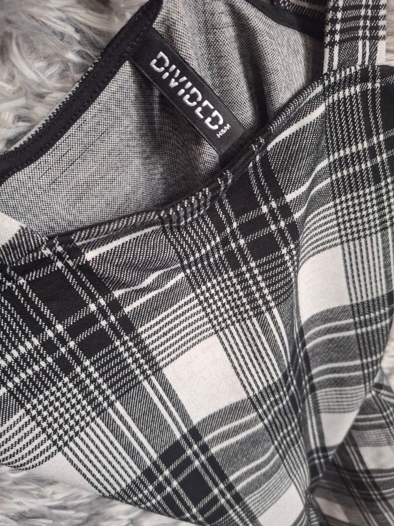 H&M (Category: Dresses) located in Bulacan. Submitted by stacksonracks_ph (Listing ID 1390554915, Image 3). Description: Color: Black & white Length: 31 inchea Waist: 11 inches.
