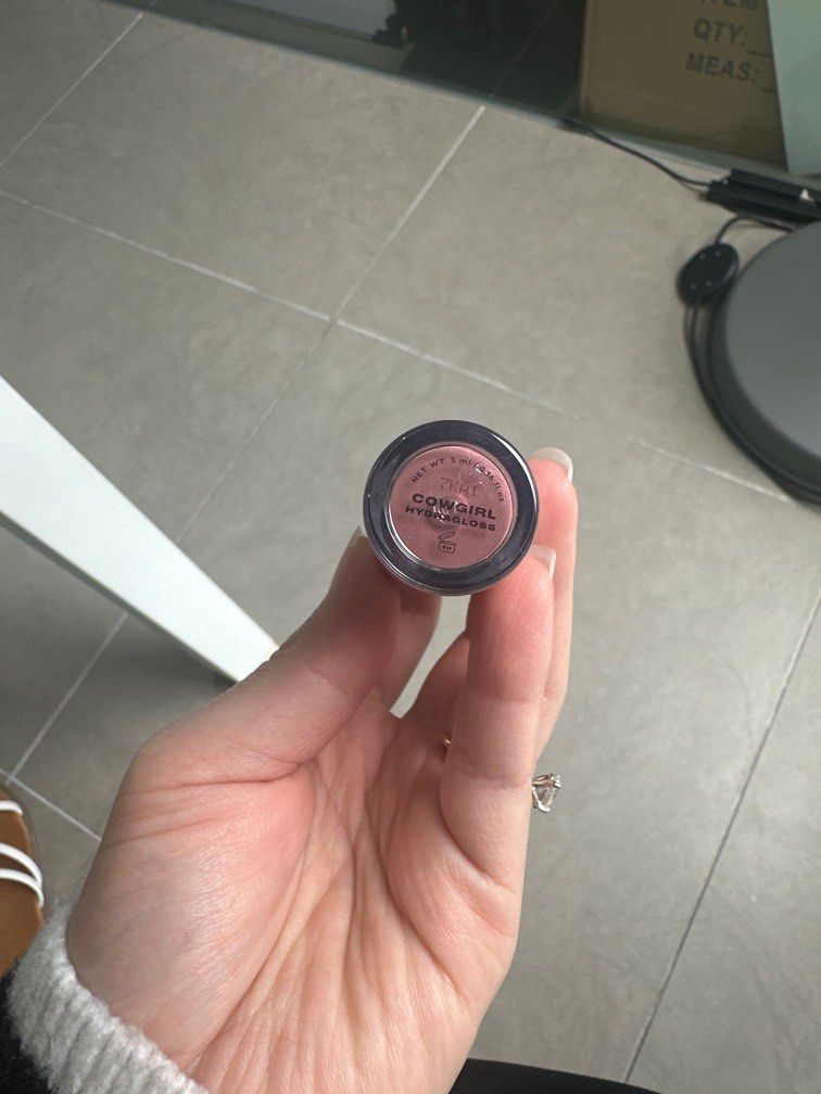 Issy Hydragloss Cowgirl (Category: Makeup) located in Quezon City. Submitted by patbrandeditems (Listing ID 1390445924, Image 3). Description: .