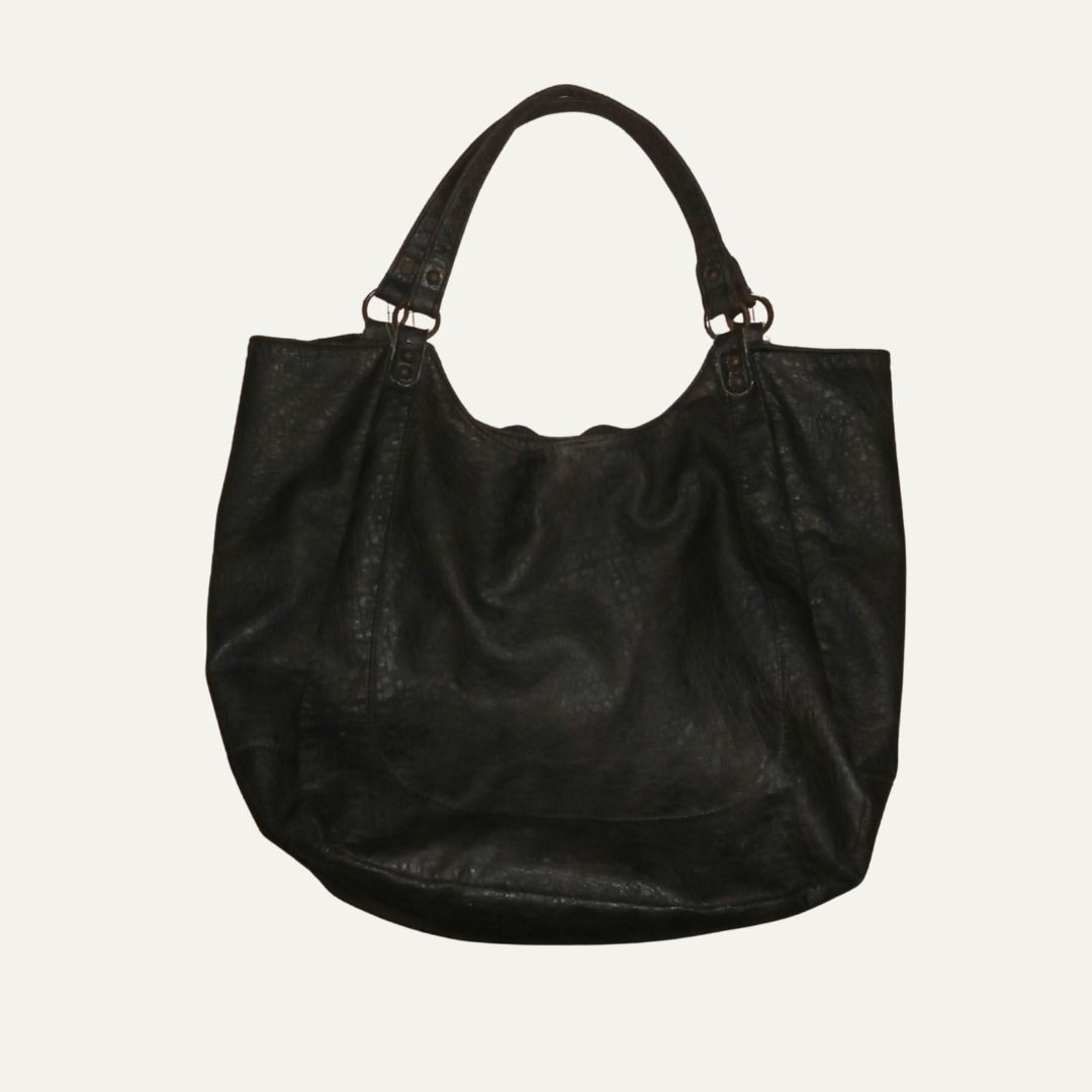 [free claim] leather tote bag (Category: Tote Bags) located in Mandaluyong City. Submitted by raekartz (Listing ID 1390547609, Image 2). Description: - thrifted for ₱250, but giving it away na lang ! (decluttering) - can fit a lot of your belongings including 12 ½ inch laptop though only upright + hindi nakasara issues: see pics, needs cleaning, conditioning, and polishing of hardware length: 11 in height: 12 in width: 6 in drop: 10 in dm for mor