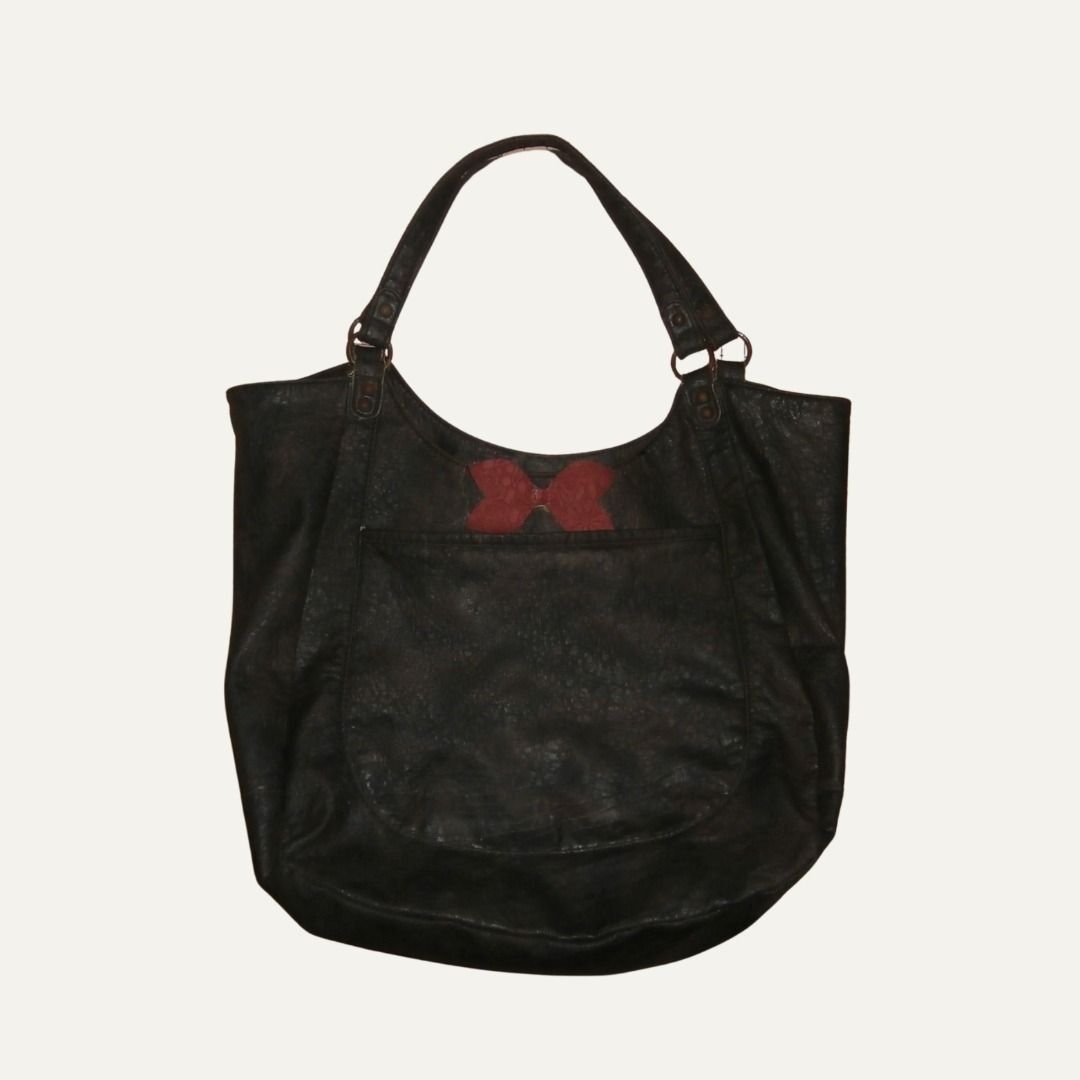 [free claim] leather tote bag (Category: Tote Bags) located in Mandaluyong City. Submitted by raekartz (Listing ID 1390547609, Image 1). Description: - thrifted for ₱250, but giving it away na lang ! (decluttering) - can fit a lot of your belongings including 12 ½ inch laptop though only upright + hindi nakasara issues: see pics, needs cleaning, conditioning, and polishing of hardware length: 11 in height: 12 in width: 6 in drop: 10 in dm for mor