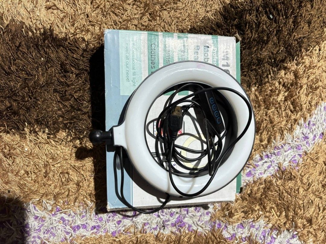Lighting Ring (Category: Lighting & Studio Equipment) located in Batu Pahat. Submitted by _raaafazira (Listing ID 1390509360, Image 1). Description: nak jual lampu jak . stand dah patah 😅.