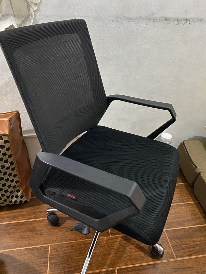 Office Chair (Category: Office Furniture & Fixtures) located in Imus. Submitted by raqylight (Listing ID 1390494558, Image 2). Description: .