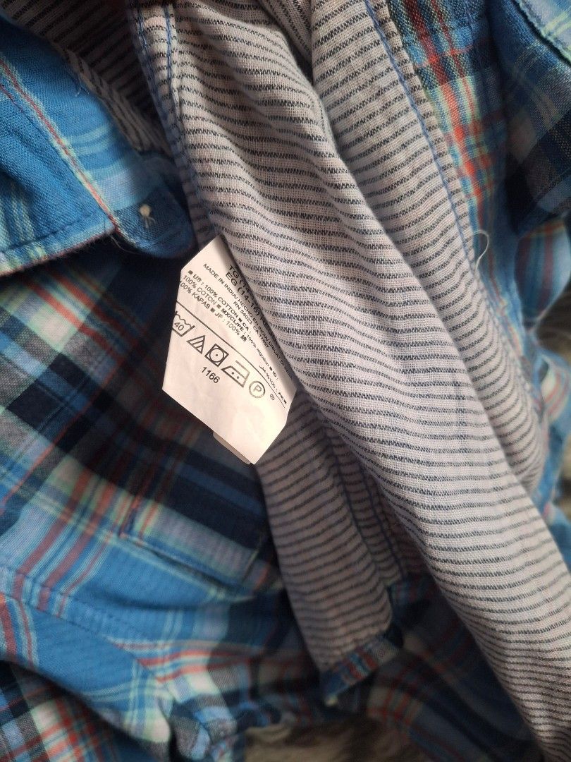 OLD NAVY (Category: Formal Shirts) located in Bulacan. Submitted by stacksonracks_ph (Listing ID 1390554024, Image 3). Description: Color: Multicolor Length: 26 inches Width: 18 inches Sleeve length: 9 inches.