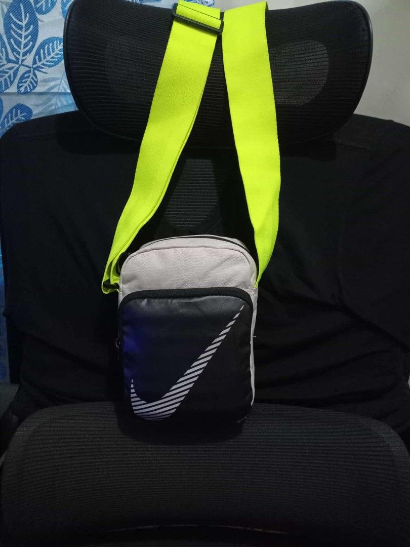 Nike heritage sport slingbag (Category: Sling Bags) located in Rodriguez. Submitted by maycol (Listing ID 1390101853, Image 3). Description: like new ,the item is in good condition 100%.