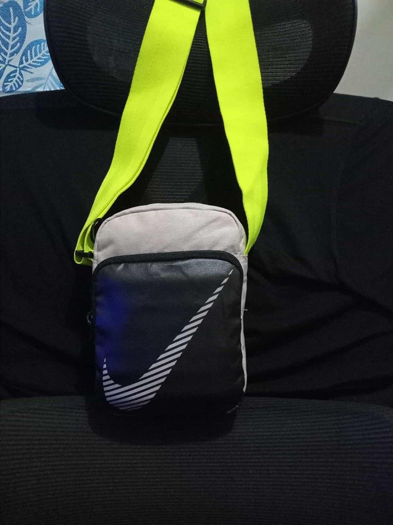 Nike heritage sport slingbag (Category: Sling Bags) located in Rodriguez. Submitted by maycol (Listing ID 1390101853, Image 1). Description: like new ,the item is in good condition 100%.