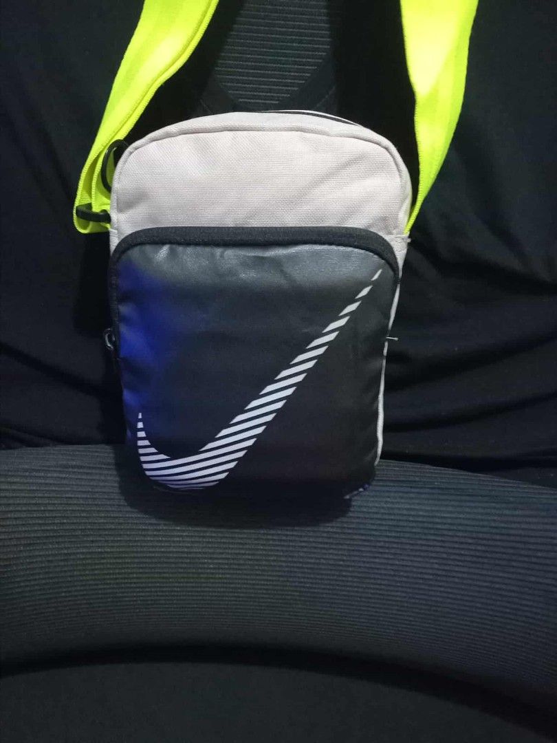 Nike heritage sport slingbag (Category: Sling Bags) located in Rodriguez. Submitted by maycol (Listing ID 1390101853, Image 2). Description: like new ,the item is in good condition 100%.