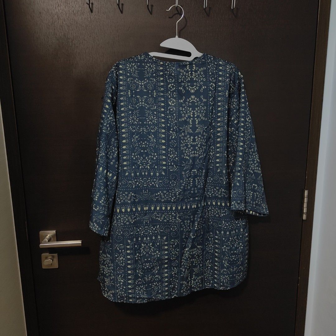 Red Button Patterned Blue Blouse (Category: Longsleeves) located in Singapore. Submitted by wanrenmi (Listing ID 1390579713, Image 2). Description: smooth and cooling to touch slightly thick material.
