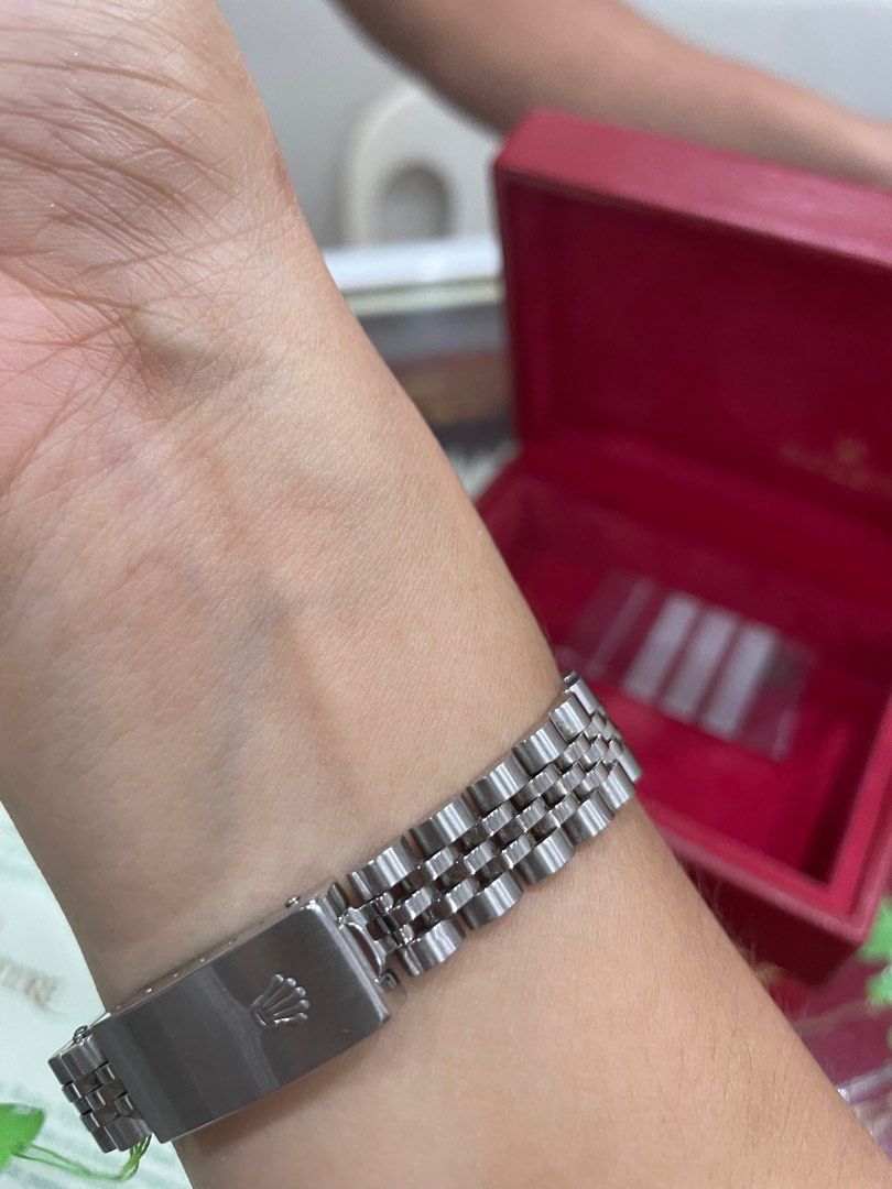 Rolex ladies watch (Category: Luxury Watches) located in Cebu City. Submitted by imrcemj (Listing ID 1390513575, Image 3). Description: ✨p r e l o v e d ✨ ROLEX Ladies 26mm Oyster Perpetual datejust with diamonds complete with orig rolex box extra link International warranty card 📩PM for serious buyers only 📍Tisa,Cebu City.