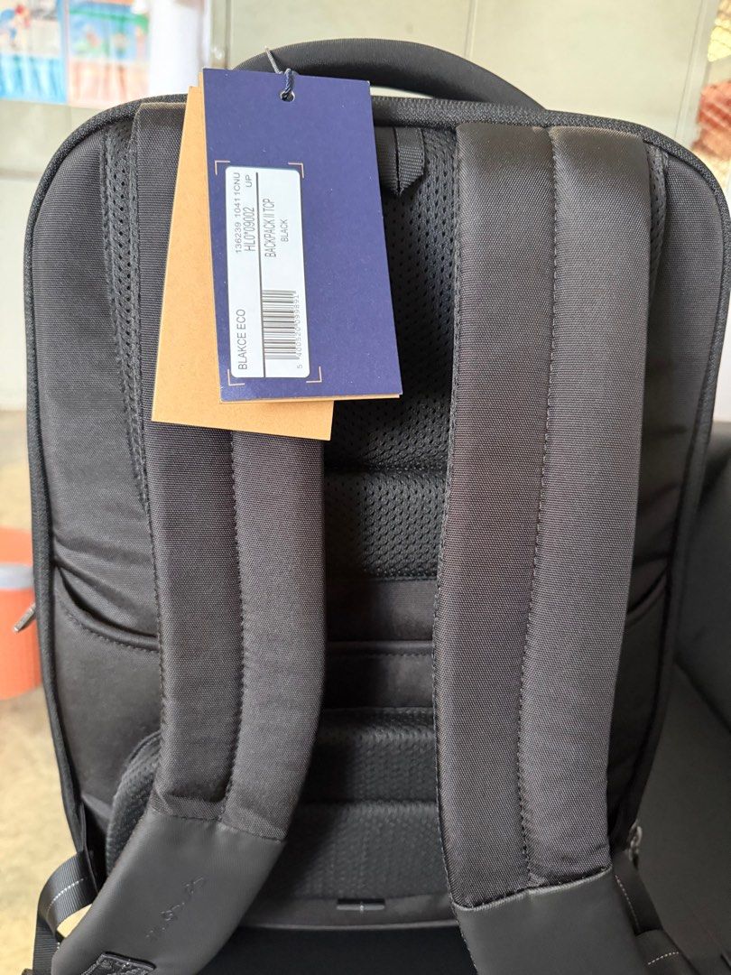 Samsonite Backpack (Category: Backpacks) located in Singapore. Submitted by random_sells123 (Listing ID 1390490447, Image 2). Description: Selling off this samsonite laptop bag that I got as a gift, I dont fancy laptop bags, fast deal $90, dm me.