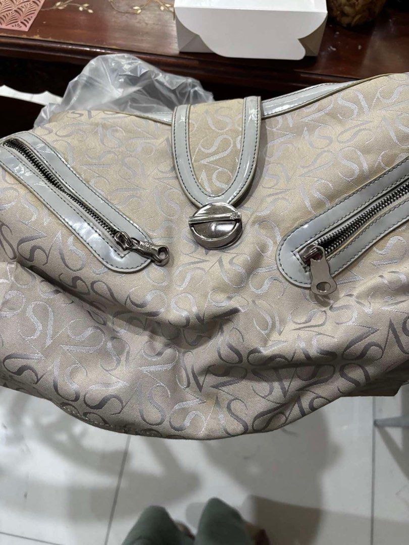 Simply Vera Wang Bag (Category: Luxury Bags & Wallets) located in Quezon City. Submitted by nikoabl (Listing ID 1390498600, Image 3). Description: Simply Vera Wang No issues Decluttering.