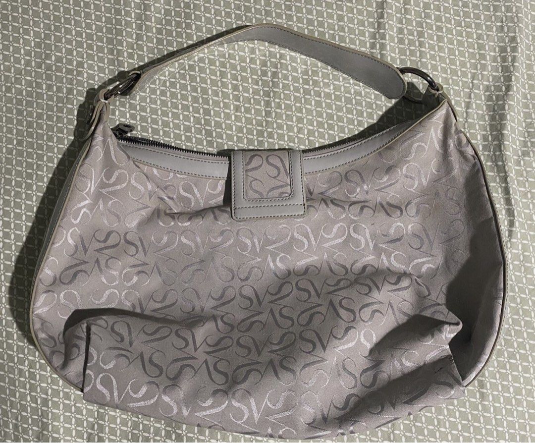 Simply Vera Wang Bag (Category: Luxury Bags & Wallets) located in Quezon City. Submitted by nikoabl (Listing ID 1390498600, Image 2). Description: Simply Vera Wang No issues Decluttering.
