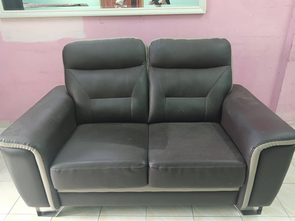 Sofa (Category: Sofas) located in Kuala Lumpur. Submitted by yanadasril96 (Listing ID 1390434667, Image 3). Description: Sofa to let go 2 seater and 3 seater Condition sangat baik tiada koyak atau merekah.