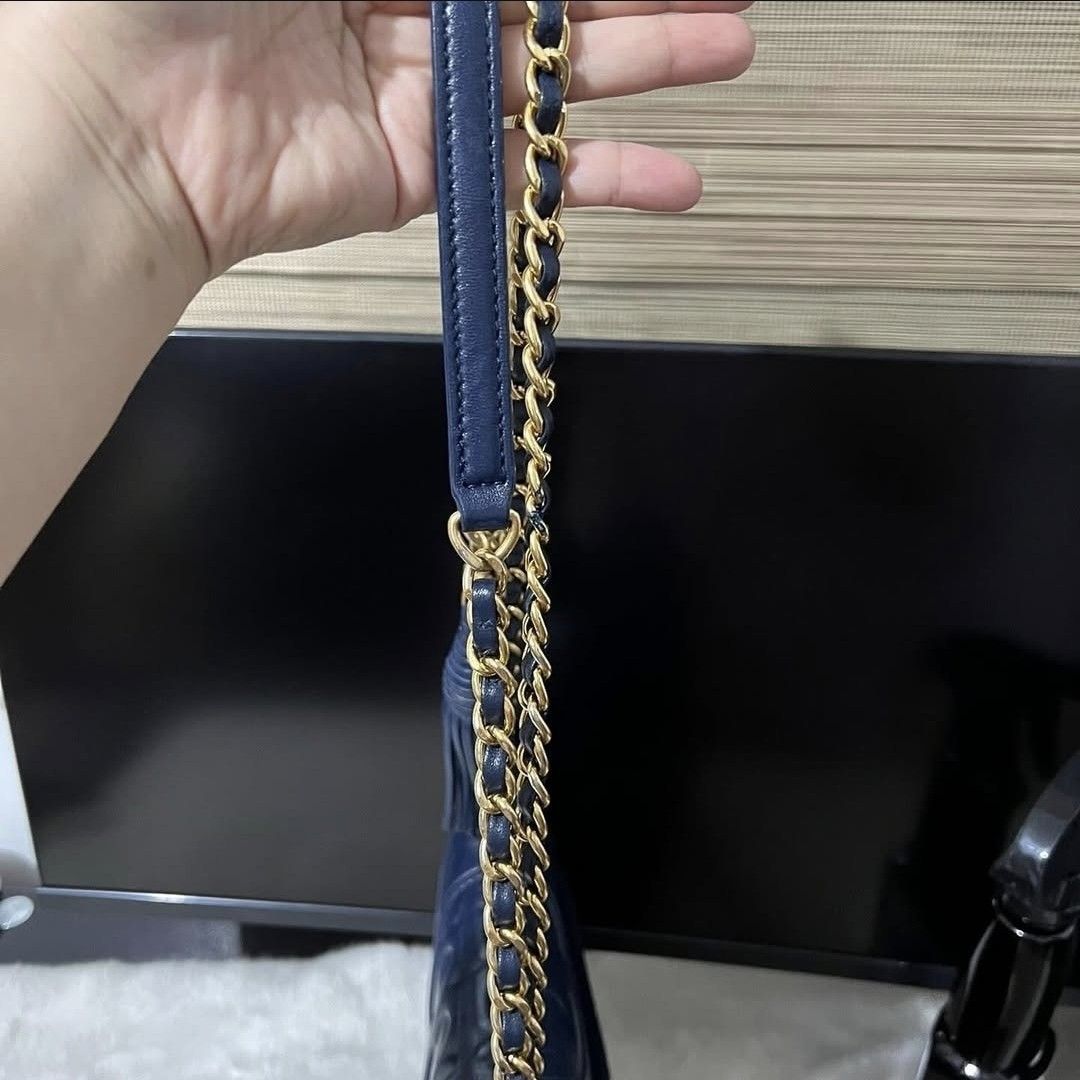 TORY BURCH Fleming dark blue with gold hardware two-way (Category: Luxury Bags & Wallets) located in Quezon City. Submitted by rmseller.2017 (Listing ID 1390438921, Image 3). Description: TORY BURCH Fleming dark blue with gold hardware two-way | medium | comes with generic dustbag | P9500 only (open for installment).