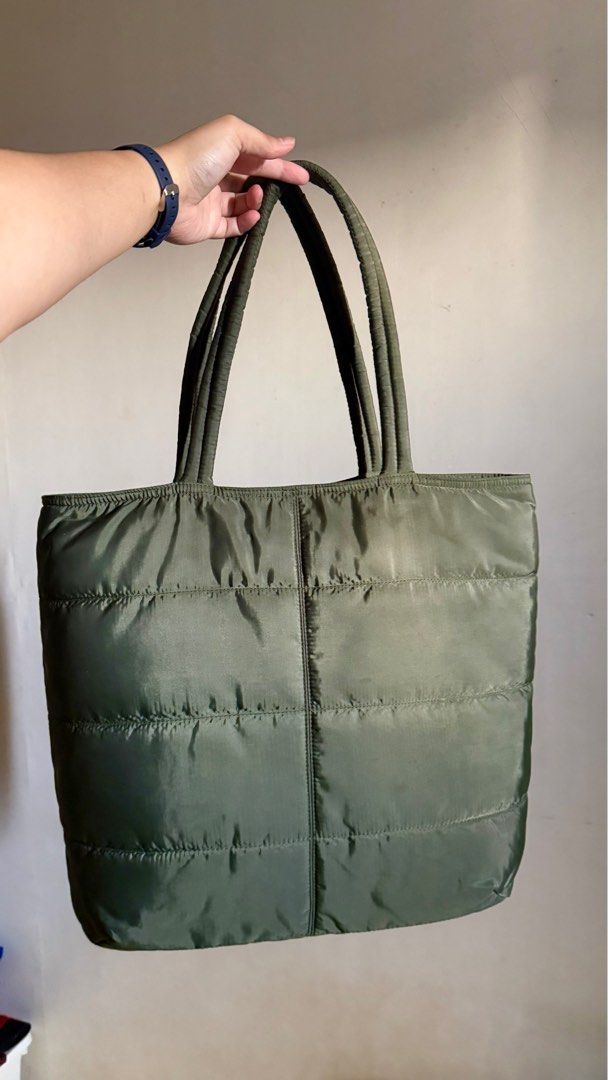 Totes & Beyond Puffer Shopper Bag Large in Fatigue (Category: Tote Bags) located in Manila. Submitted by kbeefinds (Listing ID 1390509520, Image 2). Description: RFS: decluttering. MOP: BPI, GCash, Maya I mostly used this as a work bag. Well taken care of. Large: 17H x 18.5W (inches) Magnetic closer. 3 inside pocket. Water resistant material used for exterior and lining. 3-layer padding for whole body. Padded strap for comfort. Washable, read car