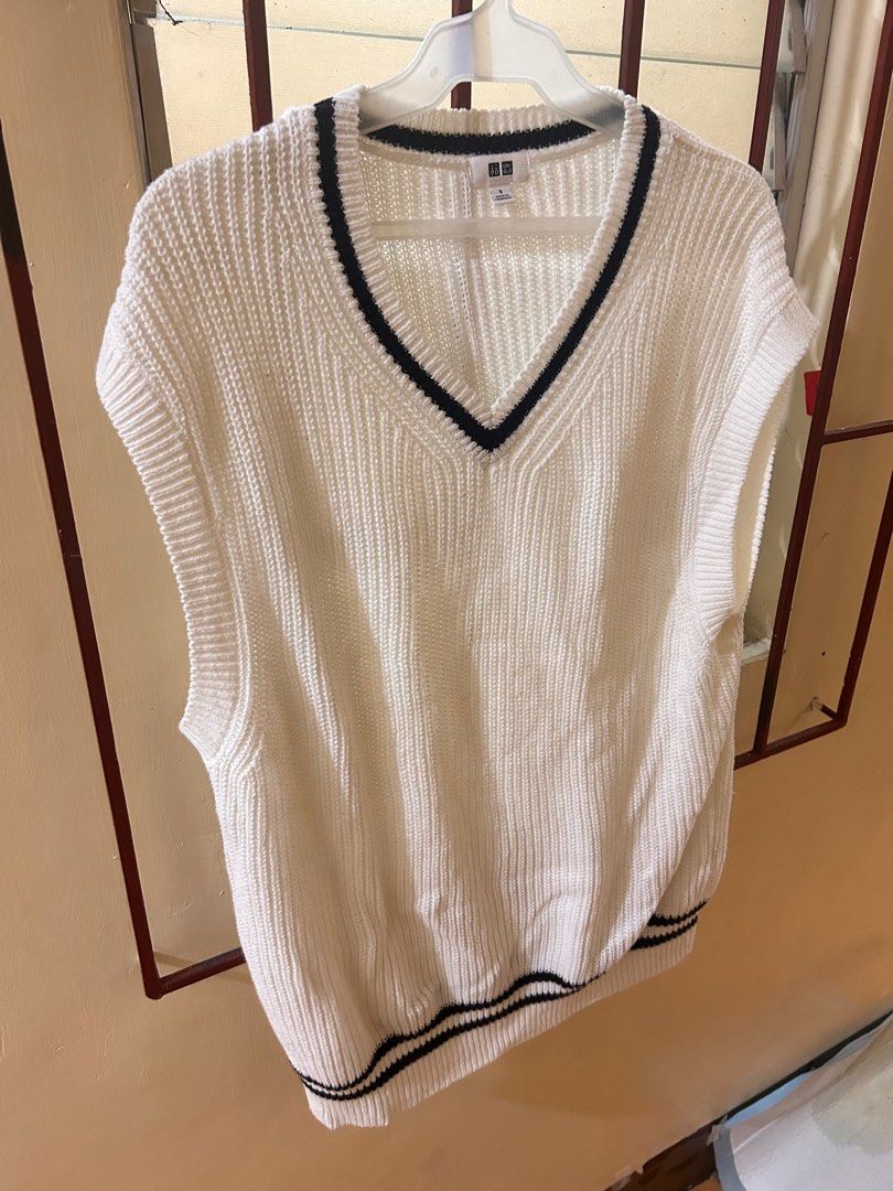 uniqlo oversized Vest Top (Category: Others Tops) located in Manila. Submitted by reendeclutter_ (Listing ID 1390598085, Image 2). Description: .