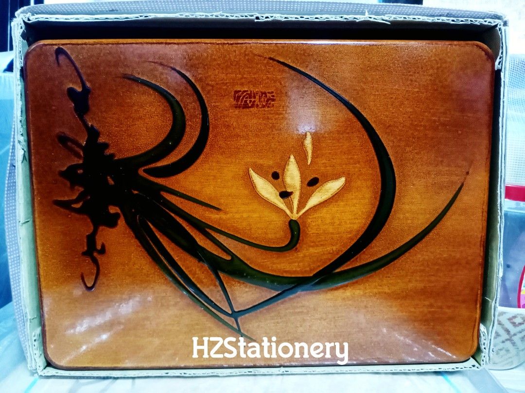VINTAGE JAPAN BENTO BOX (Category: Storage Boxes & Baskets) located in Manila. Submitted by hzdeclutterstuffscollectionsph (Listing ID 1390473550, Image 2). Description: 📌 VINTAGE Lacquered Plastic Storage Box RFS: nakastock o nakatago lang po Origin: JAPAN MATERIAL: Made of plastic with a lacquered finish, which gives it a glossy appearance SIZE: approx. 29cm L x 7cm W x 21cm issue: SIGN of AGE sa box MOP: GCASH 📍PASIG NOTE: BOOK your OWN COUR
