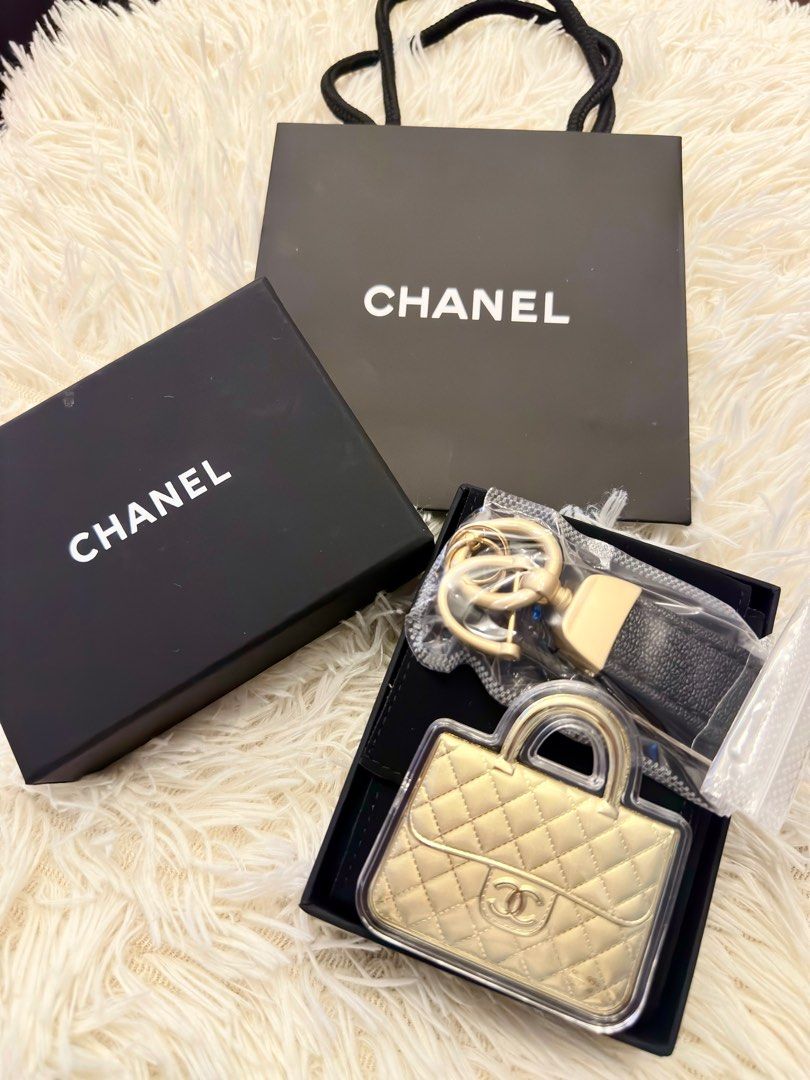 24k Foil Keychain ✨ (Category: Luxury Accessories) located in General Mariano Alvarez. Submitted by donnabeys (Listing ID 1395612228, Image 2). Description: Perfect pang gift. 😍😍😍 Comes with box and dustbag.