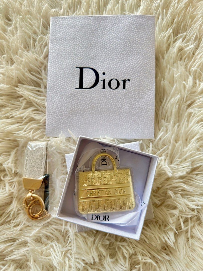 24k Foil Keychain ✨ (Category: Luxury Accessories) located in General Mariano Alvarez. Submitted by donnabeys (Listing ID 1395612228, Image 3). Description: Perfect pang gift. 😍😍😍 Comes with box and dustbag.