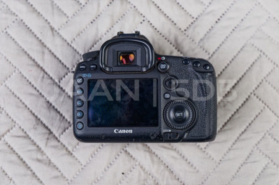 Canon EOS 5D Mark III DSLR Camera (Category: Cameras) located in Quezon City. Submitted by jaanavarro (Listing ID 1395637789, Image 2). Description: 🇵🇭 NOTE: This listing is valid in the Philippines only. FS Canon 5D Mark III Very slightly nego Low shutter count - 12k clicks Features: - 23.2MP Full Frame sensor - competitive image quality - 61-point AF system. - Fully weather sealed. - Three custom modes. - Large optical viewfinder. - Pro contr