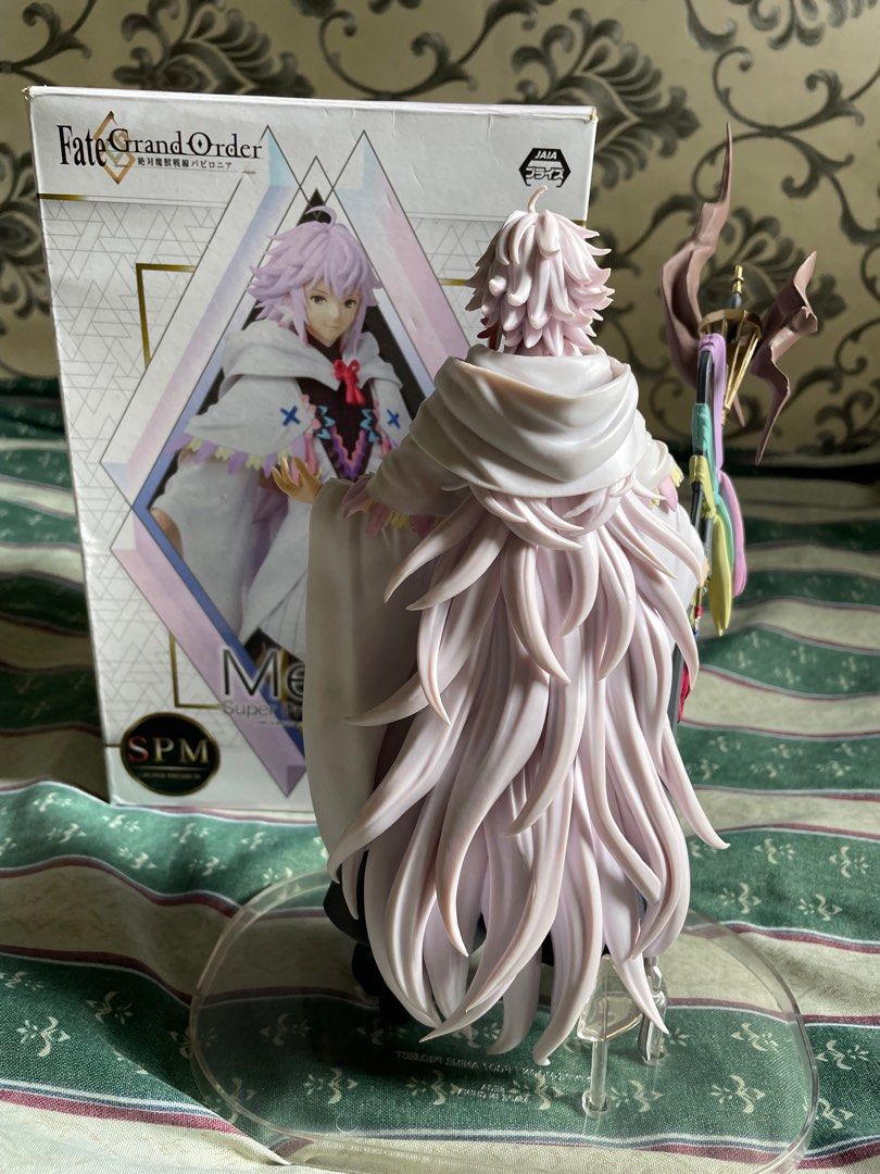 Fate/Grand Order Merlin Super Premium Figure (Category: Figurines & Statues) located in Tiaong. Submitted by pengdwin (Listing ID 1395598811, Image 2). Description: - Merlin Super Premium Figure from Fate/Grand Order - Features Merlin in his iconic outfit - Includes his staff - Made by SEGA - Comes with the original box (Japanese text) - Figure is displayed on a clear stand Rfs: Decluttering .