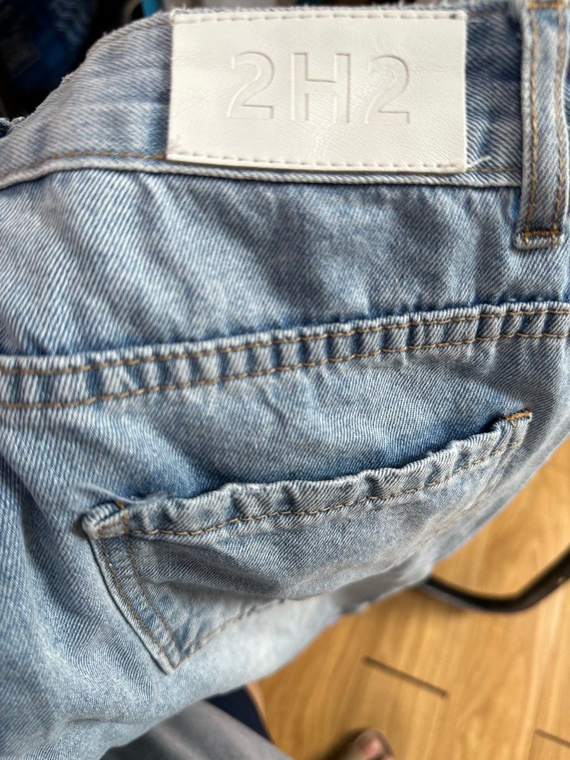 High Waist Ripped Jeans - 29-30in” (Category: Jeans) located in Manila. Submitted by echrise (Listing ID 1395568625, Image 2). Description: - Light wash denim jeans - baggy - Distressed detailing - 2H2 brand patch - Size 29W - 98% cotton, 2% spandex Waist - 29-30” Length - 40” Loc: Sampaloc, Manila.