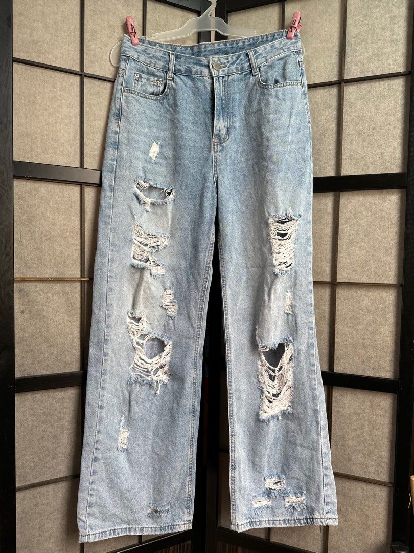 High Waist Ripped Jeans - 29-30in” (Category: Jeans) located in Manila. Submitted by echrise (Listing ID 1395568625, Image 1). Description: - Light wash denim jeans - baggy - Distressed detailing - 2H2 brand patch - Size 29W - 98% cotton, 2% spandex Waist - 29-30” Length - 40” Loc: Sampaloc, Manila.