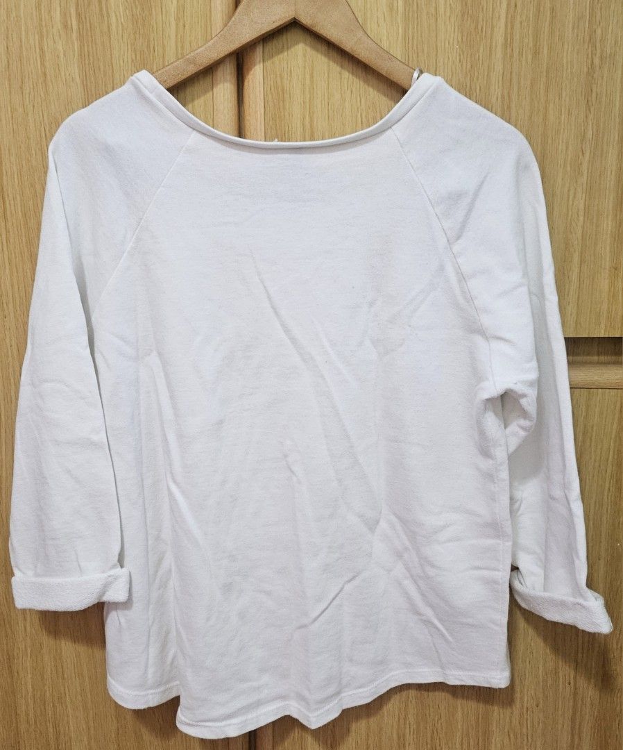 H&M Divided Feline Sweatshirt (Category: Longsleeves) located in Quezon City. Submitted by mlr19 (Listing ID 1395662863, Image 2). Description: - H&M Divided white sweatshirt - Features a 'Feline' print with two leopard cubs - Three-quarter sleeves - Round neckline - Simple, casual style - Perfect for everyday wear - Size tag visible in photos.