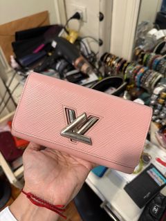 (Category: ) located in . Submitted by branded_closet01 (Listing ID 1395555530, Image 1). Description: .