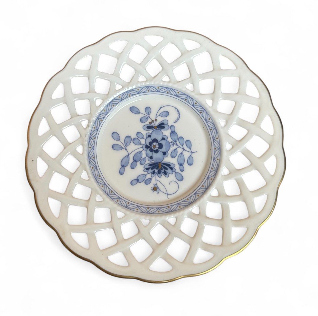 Narumi Milano (Category: Coffee & Tea Tableware) located in Pasig City. Submitted by mjferman66 (Listing ID 1395596795, Image 1). Description: - 2 sets available Mismatched Has light rub on rim Vintage teacup and saucer set - Delicate blue floral design - Unique openwork saucer - Gold trim on both cup and saucer - Ideal for collectors and tea enthusiasts.