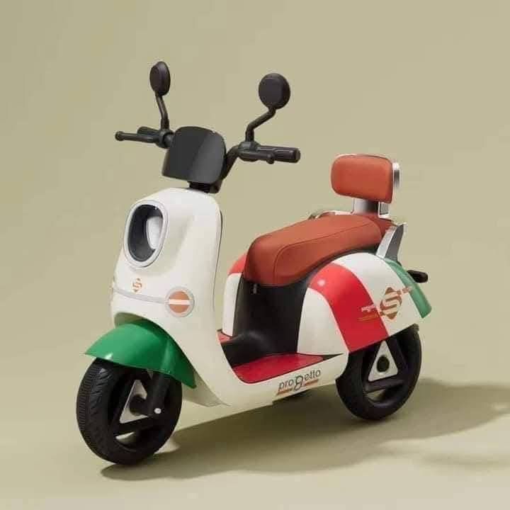 Progetto Electric Scooter (Category: Skates, Rollerblades & Scooters) located in Manila. Submitted by beatrisloyola (Listing ID 1395724444, Image 2). Description: - Unique Progetto electric scooter - Comfortable seat - Distinctive headlight - Two-tone color scheme (green front fender) - Backrest for added comfort - Black handlebar and side mirrors.