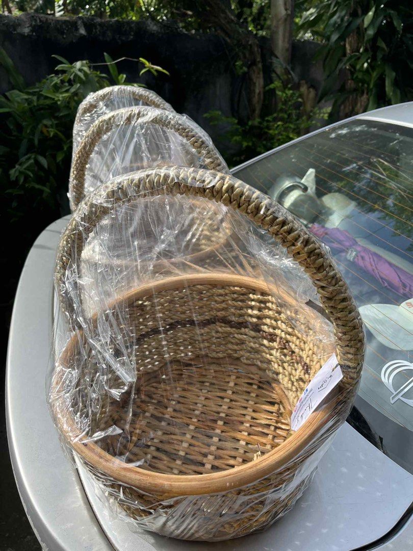 ROUND FRUIT BASKET/CHRISTMAS BASKET/FRUIT BASKET (Category: Gift Baskets & Hampers) located in Marikina City. Submitted by thecraftyhomebyelisha (Listing ID 1395615024, Image 2). Description: ROUND FRUIT BASKET - 230 Loc. Marikina Diameter - 13" Height including handle - 11".