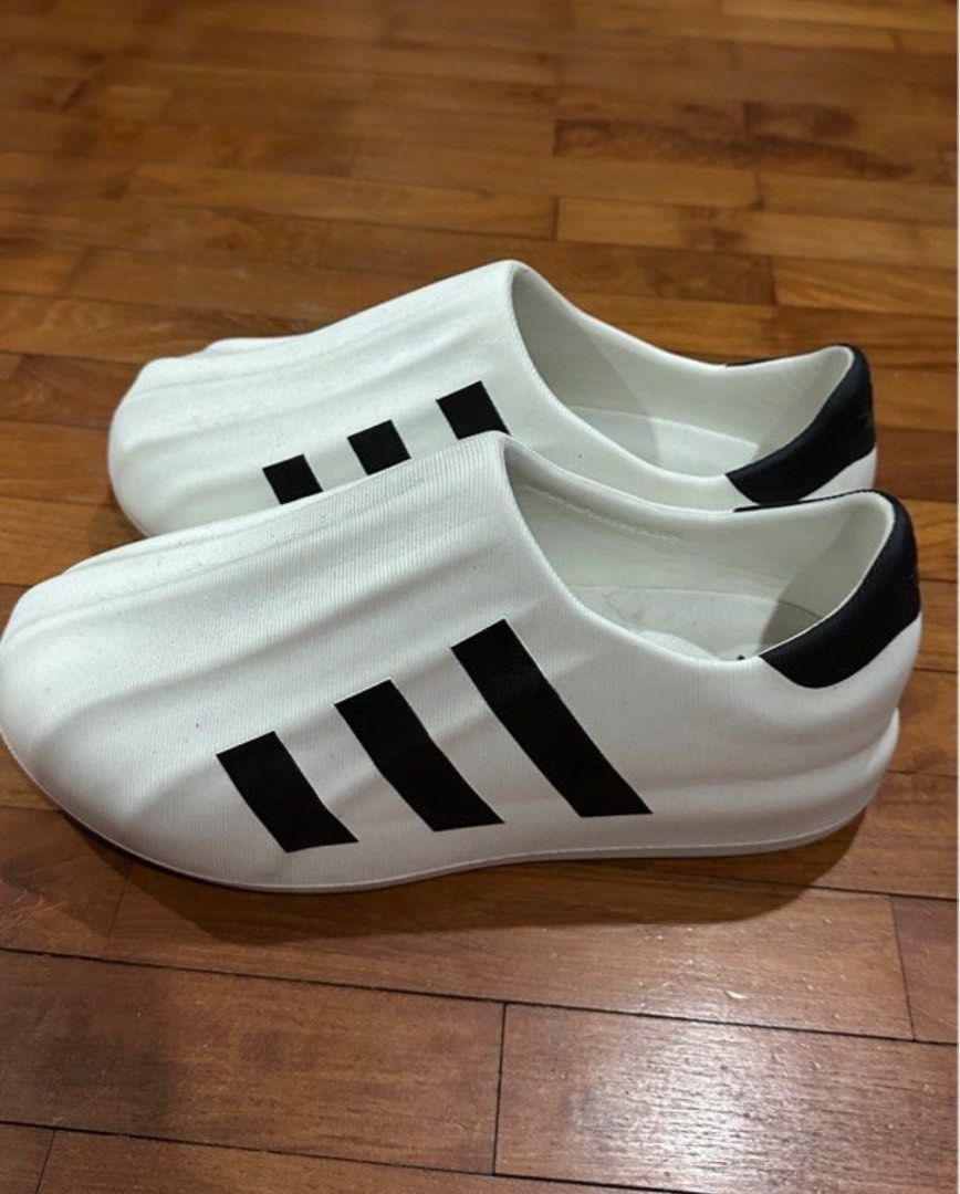 Adifom authentic (Category: Sneakers) located in Singapore. Submitted by scepticle (Listing ID 1395656313, Image 3). Description: Size EUR:42 Fast negotiation: give me good price I bought the wrong size. Almost brand new. My friend suprised me and she bought from retail shop $105. Now limited sizes. Selling at good price. Include adidas box..