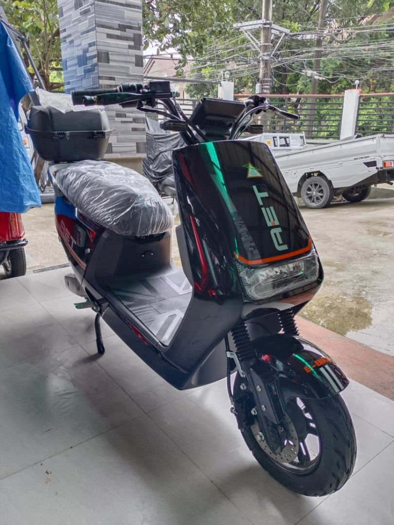 👉SUPER BERLIN 115 V2 2WHEELS E-SCOOTER 🛵 (Category: Bicycles) located in Antipolo. Submitted by mgrace0920 (Listing ID 1395668481, Image 1). Description: RESTOCKED‼️MAS PINALAKAS NA E- SCOOTER 2000WATTS NAA‼️😱😍 👉SUPER BERLIN 115 V2 2WHEELS E-SCOOTER 🛵 😱2000 WATTS 😱60V20AH BATTERY ▪️₱2*,999👌 ✔️FREE DELIVERY WITHIN METRO MANILA ✔️FREE ASSEMBLE & DEMO ✔️FREE HELMET ✔️FREE SIDE MIRROR ✔️WITH TOP BOX ✔️WITH CERTIFICATE OF OWNERSHIP NO GAS⛽️ N