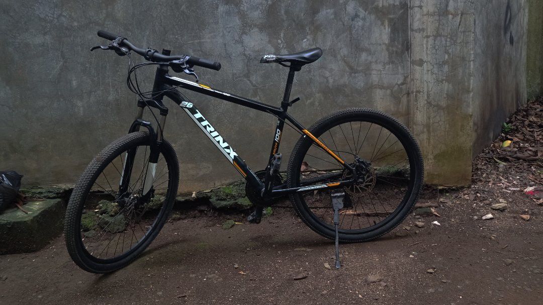 Trinx Mountain Bike (Category: Bicycles) located in Manila. Submitted by topuria (Listing ID 1395578624, Image 1). Description: TRINX MAJES 100 26er (SLIGHTLY NEGOTIABLE) ALLOY FRAME 26er HYDRAULIC BRAKE BAGO PA GULONG 3-7 SPEED .