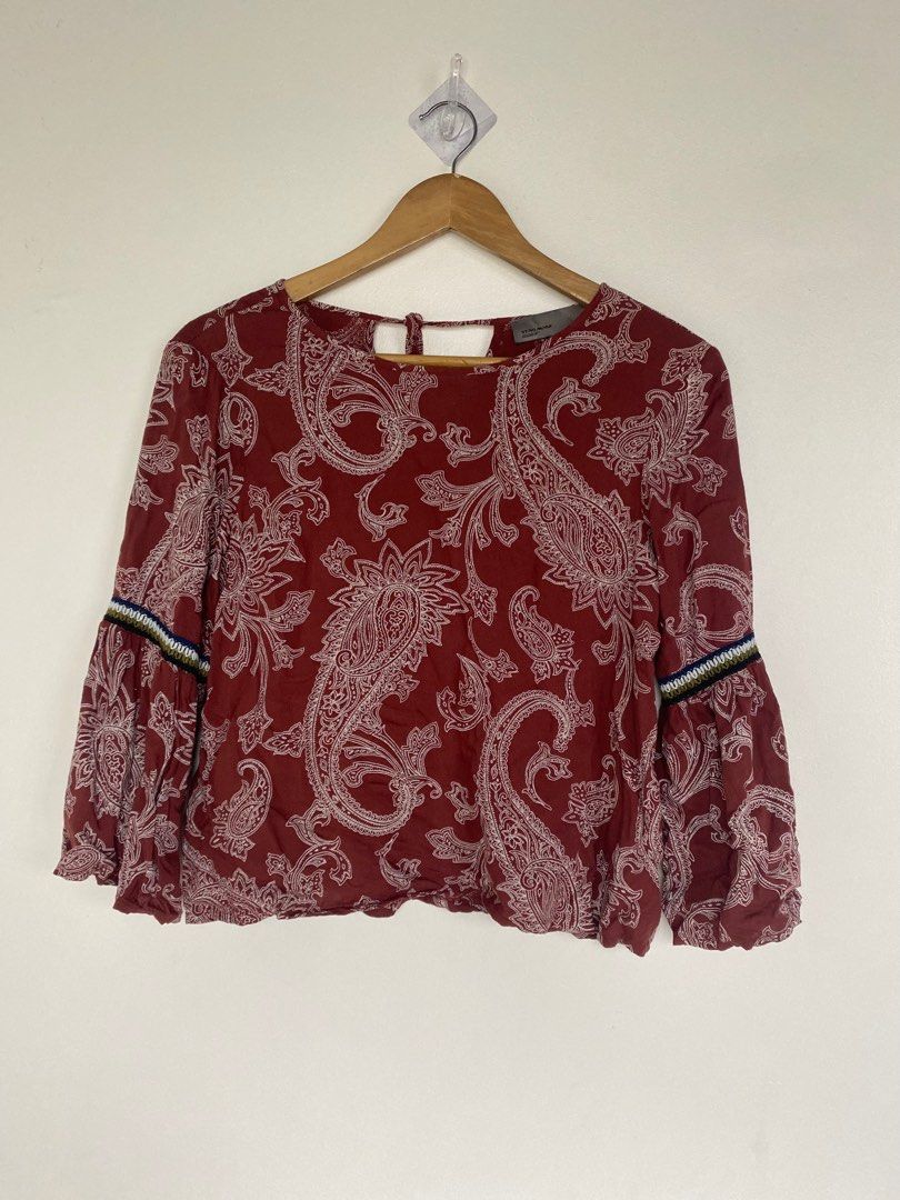 Vero Moda Paisley Blouse (Category: Blouses) located in Cavite. Submitted by jaydaascollection (Listing ID 1395572690, Image 1). Description: Vero Moda blouse with a paisley pattern. Features long sleeves with decorative trim at the cuffs. The blouse has a keyhole back. The color is a reddish-brown with white paisley details. The blouse is designed by Vero Moda..