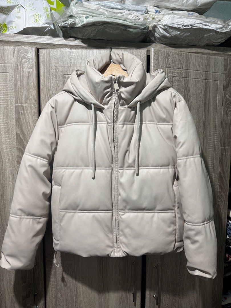 Zara Faux Leather Cropped Puffer Jacket - Medium (Category: Coats, Jackets and Outerwear) located in Balanga. Submitted by kyleweeee (Listing ID 1395723070, Image 2). Description: .