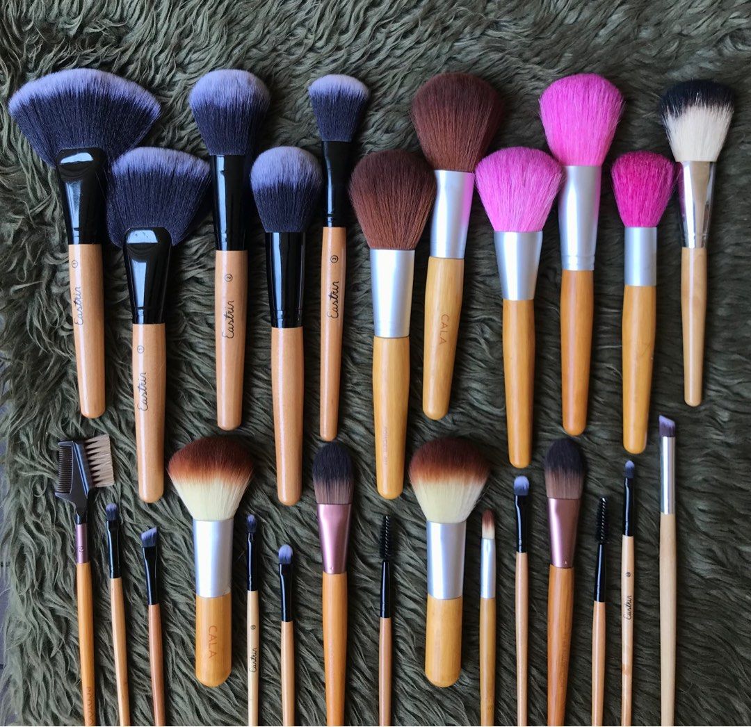 26pcs Make Up Brush Set (Category: Makeup) located in Quezon City. Submitted by beautynglamph (Listing ID 1390653217, Image 1). Description: Get your 26pcs make up brush set✨ Experience the difference with these premium makeup brushes! Super soft bristles and bamboo handles for perfect application every time.” Available ready to ship ‼️ Yes to sameday delivery 🛵 Location: Project 4 Cubao Qc 📍 (B).