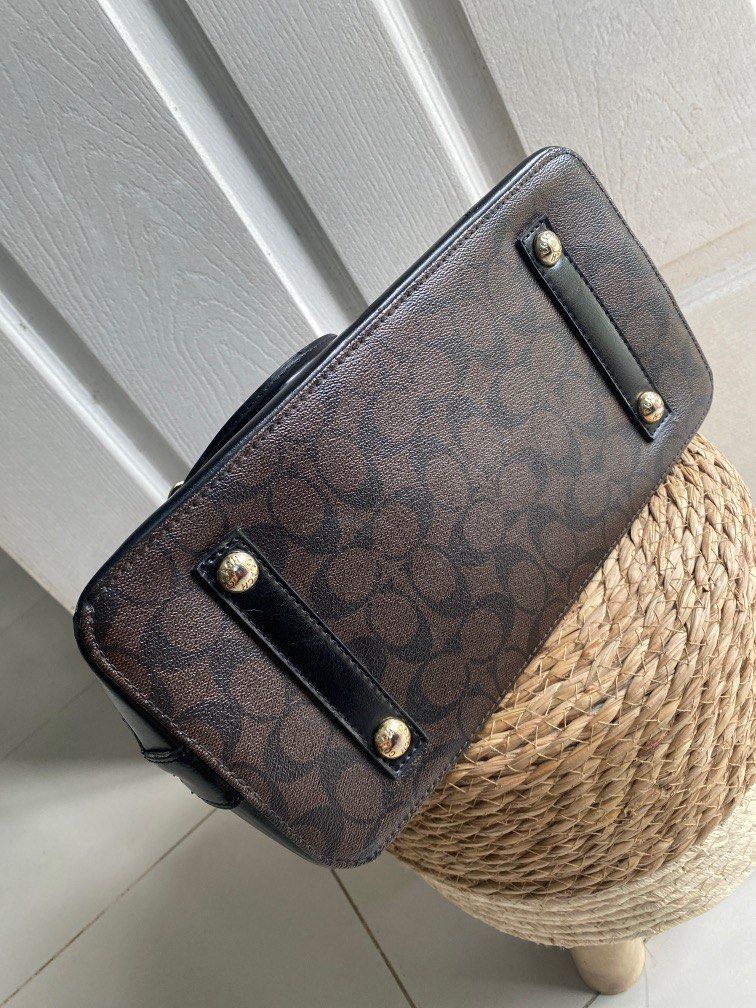 Alma bag (Category: Luxury Bags & Wallets) located in Cavite. Submitted by jyesebel (Listing ID 1390618074, Image 3). Description: Hello There! I'm selling my preloved Alma bag with creed and code Please see last photo for flaws (nagroon ng crack sa baba. pwedeng pinturahan Wala po syang sira pero nagkaroon na ng cracks kase hindi na nagagamit. Malinis ang loob It comes with a dust bag, sling, and heartshape lock with key Price: P700 plus shippin