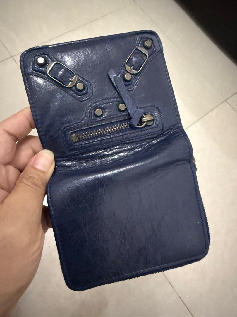 Balenciaga wallet (Category: Luxury Bags & Wallets) located in General Trias. Submitted by gb_demidabi (Listing ID 1390706835, Image 2). Description: No flaw Original Item only.