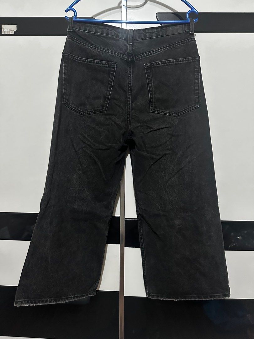 Bershka denim pants culottes (Category: Jeans) located in Quezon City. Submitted by brookslide (Listing ID 1390742137, Image 3). Description: In excellent condition Size is 28 Can send more photos Culottes type na pants.
