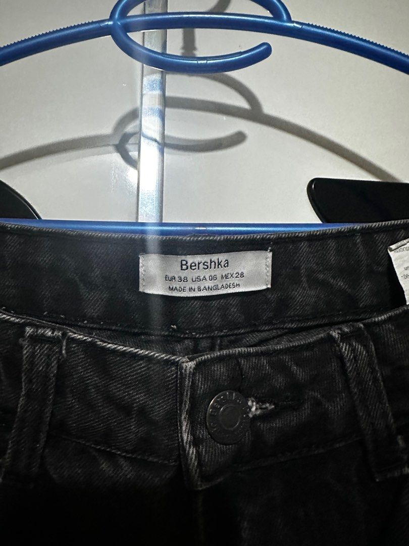 Bershka denim pants culottes (Category: Jeans) located in Quezon City. Submitted by brookslide (Listing ID 1390742137, Image 2). Description: In excellent condition Size is 28 Can send more photos Culottes type na pants.